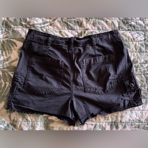 American Eagle 90’s Boyfriend Cargo Shorts - Picture 2 of 4